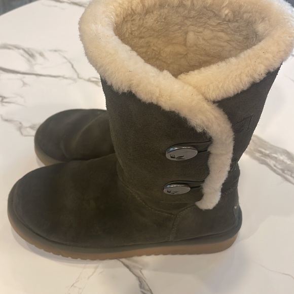 Ugg Koolaburra Boot, Size 7, Olive Green, 2 button closure, Winter boot, warm - Picture 2 of 14
